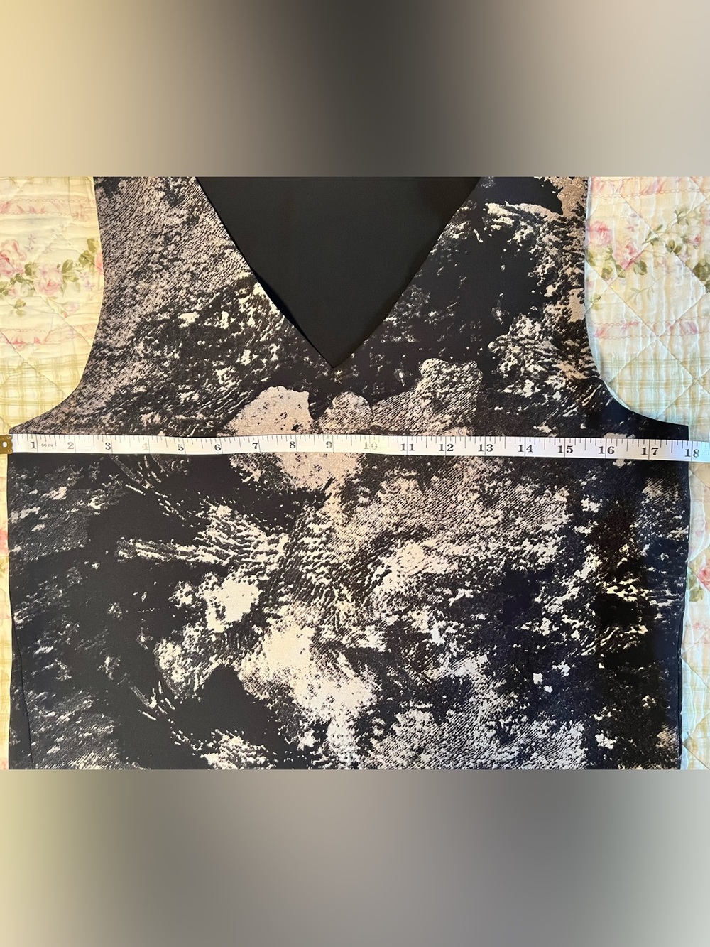 Aritzia Babaton Murphy Sleeveless Blouse V-Neck Abstract Print Small - Picture 4 of 7